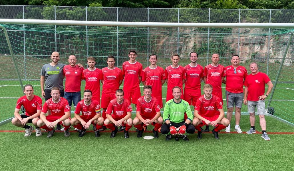 Gruppenfoto der 1. Herren-Fußballmannschaft des VfL Kaltental