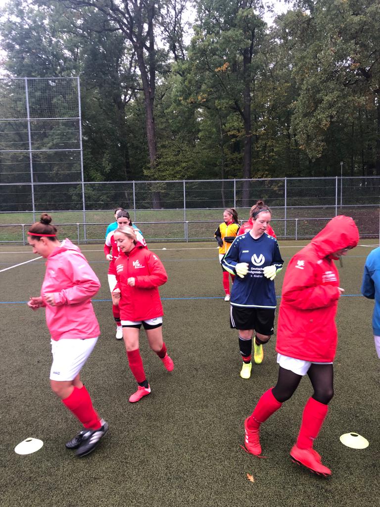 VfL Kaltental Damen wärmen sich vor dem Spiel auf