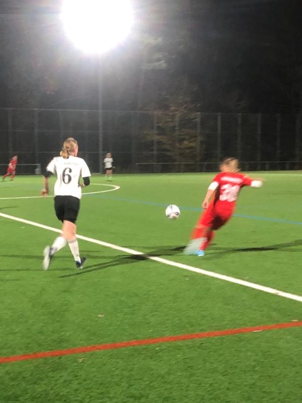VfL Kaltental Spielerin in weiß-schwarzem-Trikot mit der Nr. 6 rennt zum Ball hin, der gerade von einer Spielerin vom SV Oberbrüden gespielt wurde.